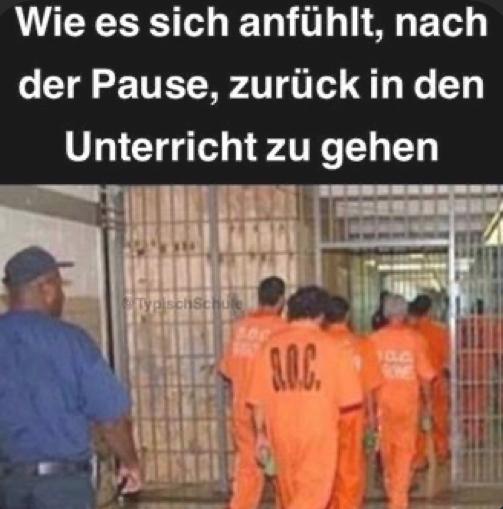 Das Bild zeigt eine Gruppe von Leuten in orangefarbenen Overalls, die hintereinander durch eine Tür gehen, die wie eine Gefängnistür aussieht. Die Bildunterschrift lautet: "Wie es sich anfühlt, nach der Pause zurück in den Unterricht zu gehen."