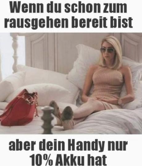 Eine Frau sitzt auf einem Bett, sie ist fertig angezogen und bereit zum Ausgehen. Der Text auf dem Bild lautet: "Wenn du schon zum rausgehen bereit bist, aber dein Handy nur 10% Akku hat."