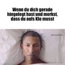 Ein Mann liegt im Bett und schaut in die Kamera. Der Text im oberen Teil des Bildes lautet: "Wenn du dich gerade hingelegt hast und merkst, dass du aufs Klo musst."