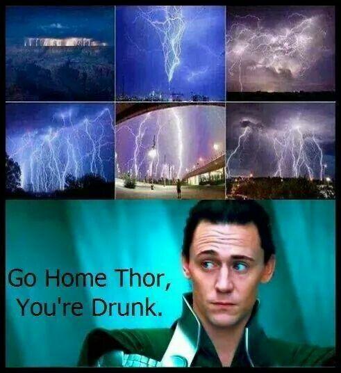 Das Bild zeigt eine Collage von sechs Fotos von Gewittern, in denen Blitze sichtbar sind. Darunter ist ein Bild von Loki, der skeptisch blickt. Unter dem Bild steht: "Go Home Thor, You're Drunk."