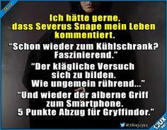 Eine Person mit schwarzem Mantel, die wie Severus Snape aussieht, wird gezeigt. Die Person steht vor einem schwarzen Hintergrund. Um die Person herum steht der Text: "Ich hätte gerne, dass Severus Snape mein Leben kommentiert. 'Schon wieder zum Kühlschrank? Faszinierend.' 'Der klägliche Versuch sich zu bilden. Wie ungemein rührend...' 'Und wieder der alberne Griff zum Smartphone. 5 Punkte Abzug für Gryffindor.'" Ein kleines Twitter-Logo ist unten rechts zu sehen.