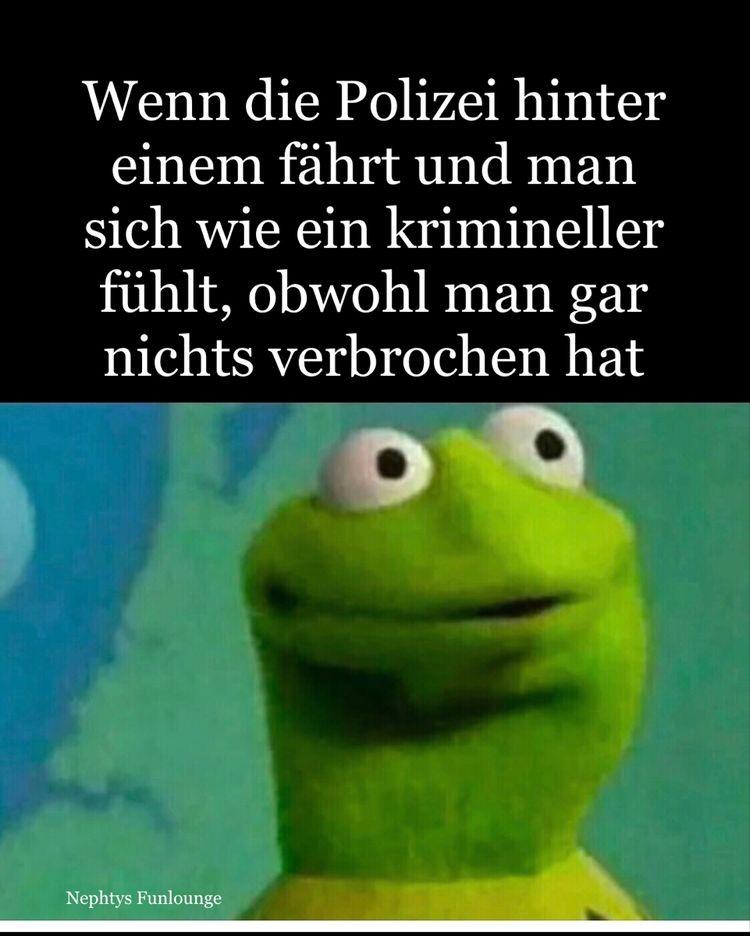 Ein grüner Frosch mit großen Augen, der nach links schaut, ist in einem Meme zu sehen. Darüber steht der Text: "Wenn die Polizei hinter einem fährt und man sich wie ein Krimineller fühlt, obwohl man gar nichts verbrochen hat."