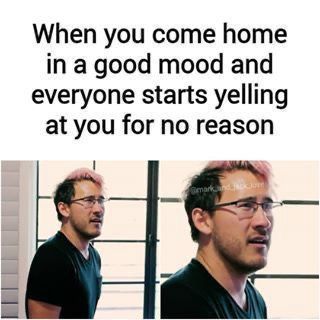 Das Bild zeigt eine Person in zwei leicht unterschiedlichen Einstellungen. Auf dem linken Bild wirkt die Person neutral, während sie auf dem rechten Bild verärgert aussieht. Der Text über dem Bild lautet: "When you come home in a good mood and everyone starts yelling at you for no reason."