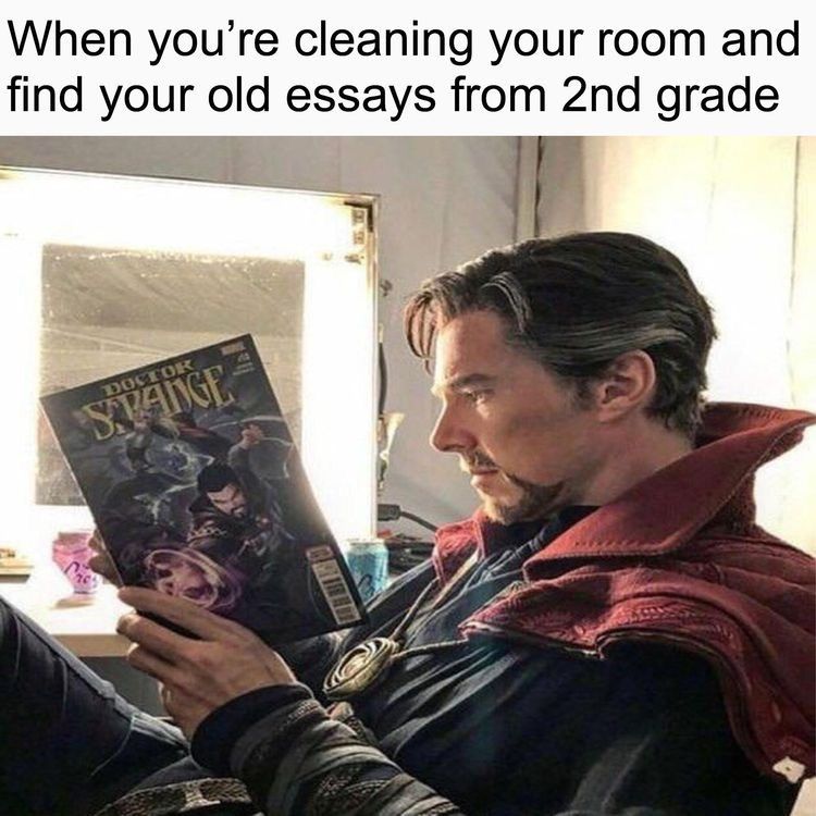 Ein Mann, der als Doctor Strange verkleidet ist, sitzt und liest ein Comic-Heft, auf dem "Doctor Strange" steht. Der Text auf dem Bild besagt: "When you're cleaning your room and find your old essays from 2nd grade."