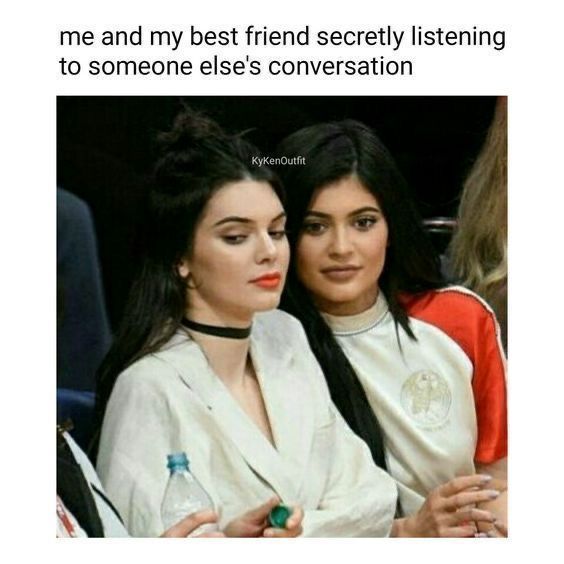 Zwei Frauen sitzen nebeneinander und wirken so, als würden sie heimlich einem Gespräch zuhören. Der Text des Bildes ist: "Me and my best friend secretly listening to someone else's conversation."