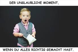 Ein Kind mit offenem Mund hält ein Buch. Über dem Kind steht "DER UNGLAUBLICHE MOMENT," und unter dem Kind steht "WENN DU ALLES RICHTIG GEMACHT HAST."