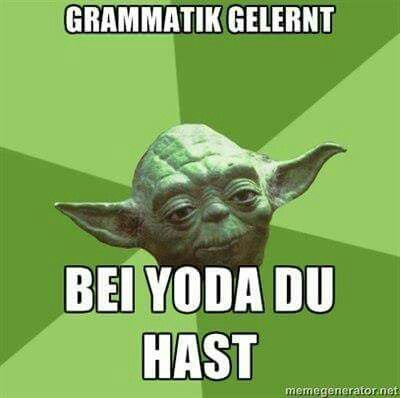 Das Bild zeigt Yoda mit dem Text "Grammatik gelernt bei Yoda du hast" auf grünem Hintergrund.