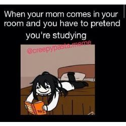 Eine Cartoon-Figur liegt auf einem Bett und liest ein Buch, während sie vorgibt, zu lernen. Text: "When your mom comes in your room and you have to pretend you're studying" @creepypasta.meme.