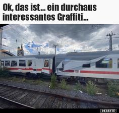 Ein Foto zeigt zwei Zugwaggons, die auf den Schienen stehen. Ein Teil eines der Waggons ist eingedellt, wie eine Welle. Im oberen Bereich des Bildes steht der Text: "Ok, das ist... ein durchaus interessantes Graffiti..."