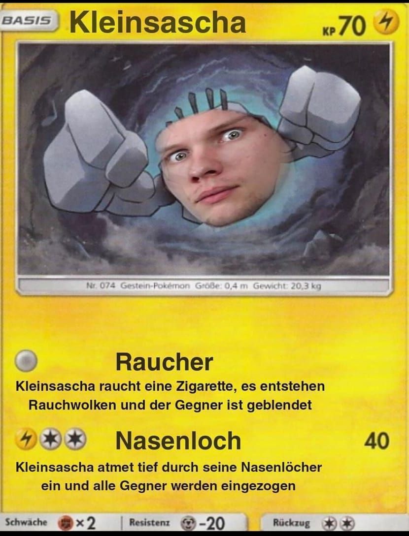 Eine Pokémon-Karte mit dem Titel "Kleinsascha" zeigt ein Gesicht, das in einen Steinkörper hineinmontiert wurde.  Es gibt zwei Attacken: "Raucher" - hier raucht Kleinsascha eine Zigarette, wodurch Rauchwolken entstehen, die den Gegner blenden. Die zweite Attacke ist "Nasenloch", bei der Kleinsascha tief durch die Nasenlöcher einatmet, um alle Gegner einzusaugen.