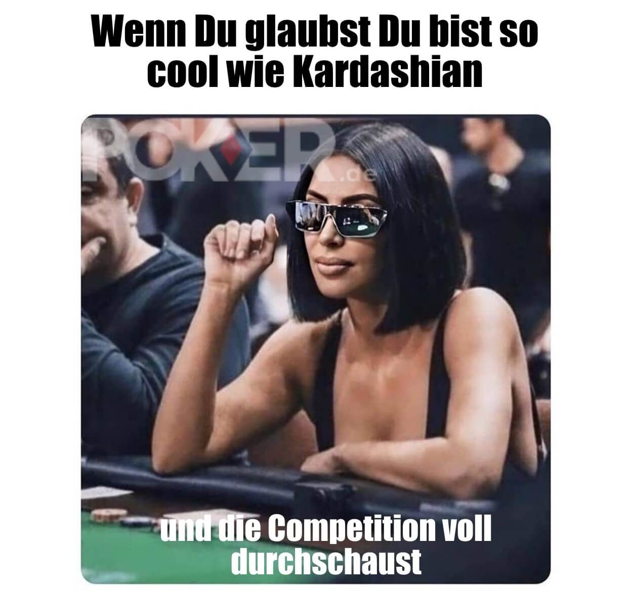 Das Bild zeigt Kim Kardashian, die mit Sonnenbrille Poker spielt. Der Text lautet: "Wenn du glaubst, du bist so cool wie Kardashian und die Competition voll durchschaust."