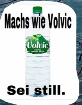 Eine Flasche Volvic Mineralwasser mit dem Text "Machs wie Volvic. Sei still."