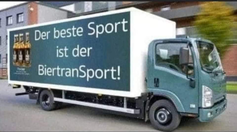 Ein blauer LKW mit einem Werbeplakat auf dem Kofferaufbau. Darauf steht: "Der beste Sport ist der Biertransport!" Auf dem Plakat ist zusätzlich ein Bild von Bierflaschen zu sehen.