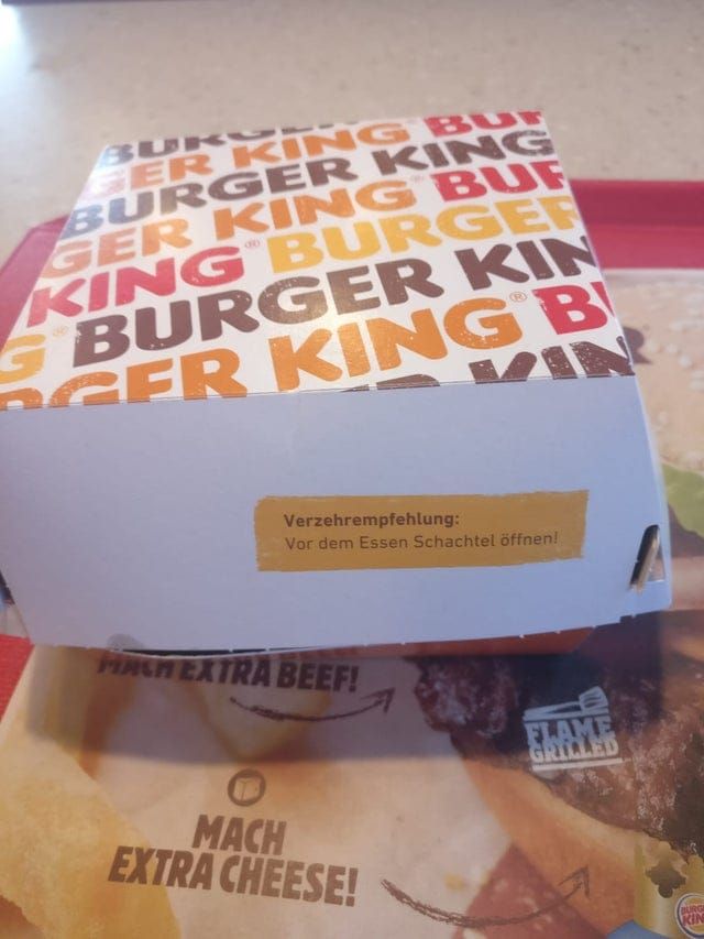 BUKU
GER KING BU
BURGER KING
GER KING BUF
KING BURGER
BURGER KIN
GER KING B
(0
Verzehrempfehlung:
Vor dem Essen Schachtel öffnen!
MACH EXTRA BEEF!
13
MACH
EXTRA CHEESE!
FLAME
GRILLED
BURGE
KIN