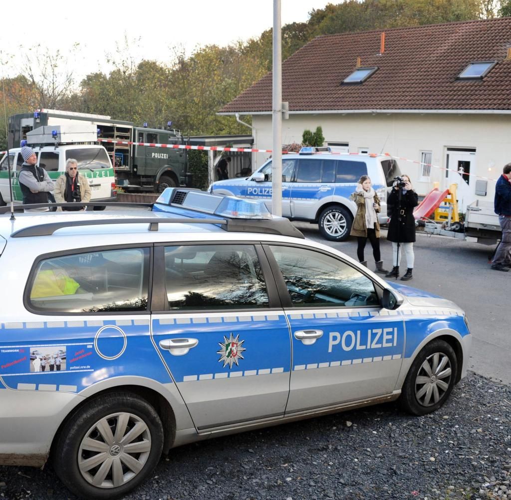 TEAMWORK
pollasi.nw.de
POLIZEI
POLIZE
AALTIO
BE
SA
POLIZEI