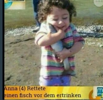 Ein kleines Mädchen mit lockigen Haaren hält einen Fisch im Arm. Auf dem Bild steht: "Anna (4) Rettete einen Fisch vor dem ertrinken".