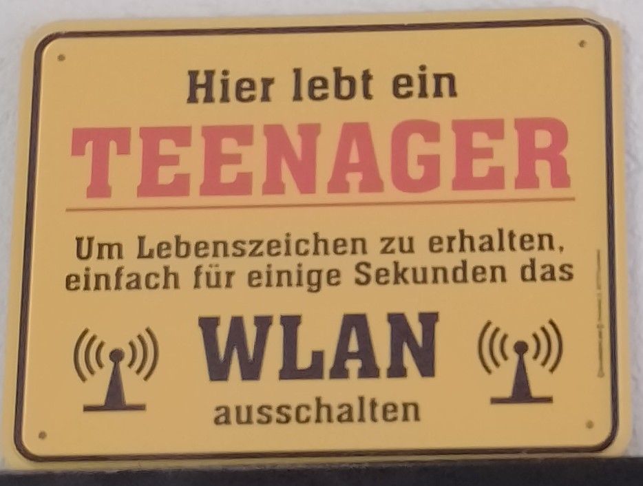 Hier lebt ein
TEENAGER
Um Lebenszeichen zu erhalten,
einfach für einige Sekunden das
WLAN
ausschalten