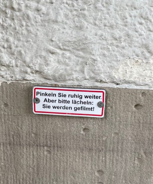 Pinkeln Sie ruhig weiter.
Aber bitte lächeln:
Sie werden gefilmt!