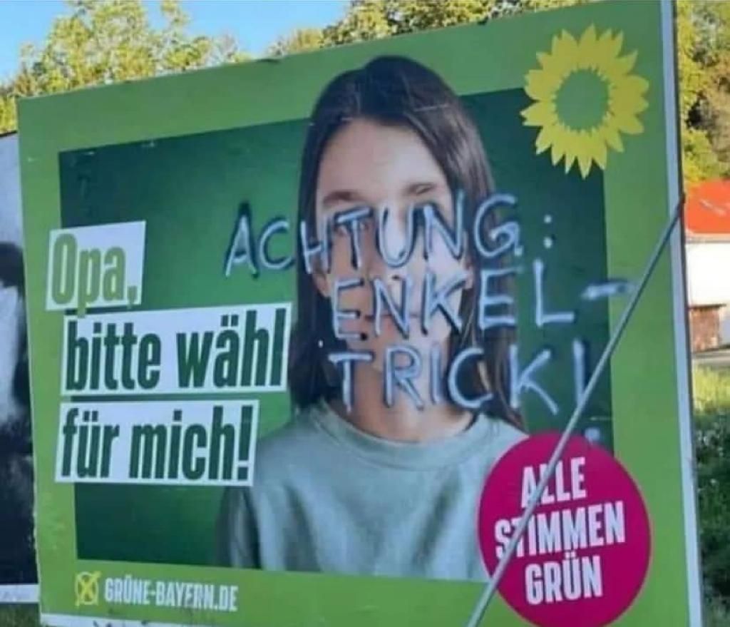 Auf einem Wahlplakat der Grünen steht "Opa, bitte wähl für mich!" Das Gesicht der Person auf dem Plakat ist mit den Worten "Achtung: Enkel-Trick" überdeckt. Unten rechts steht "Alle Stimmen grün".