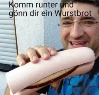 Ein Mann hält ein Wurstbrot vor sein Gesicht. Er lächelt. Auf dem Bild steht: "Komm runter und gönn dir ein Wurstbrot."