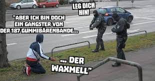 LEG DICH
HIN!
"ABER ICH BIN DOCH
EIN GANGSTER VON
DER 187 GUMMIBÅRENBANDE...
DER
WAXMELL