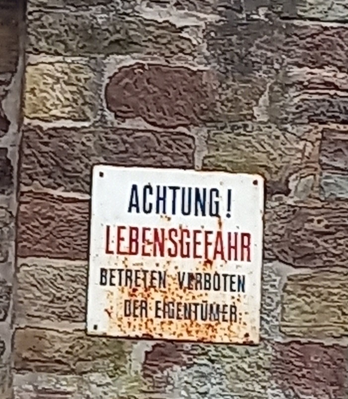 ACHTUNG!
LEBENSGEFAHR
BETRETEN VERBOTEN
DER EIGENTUMER: