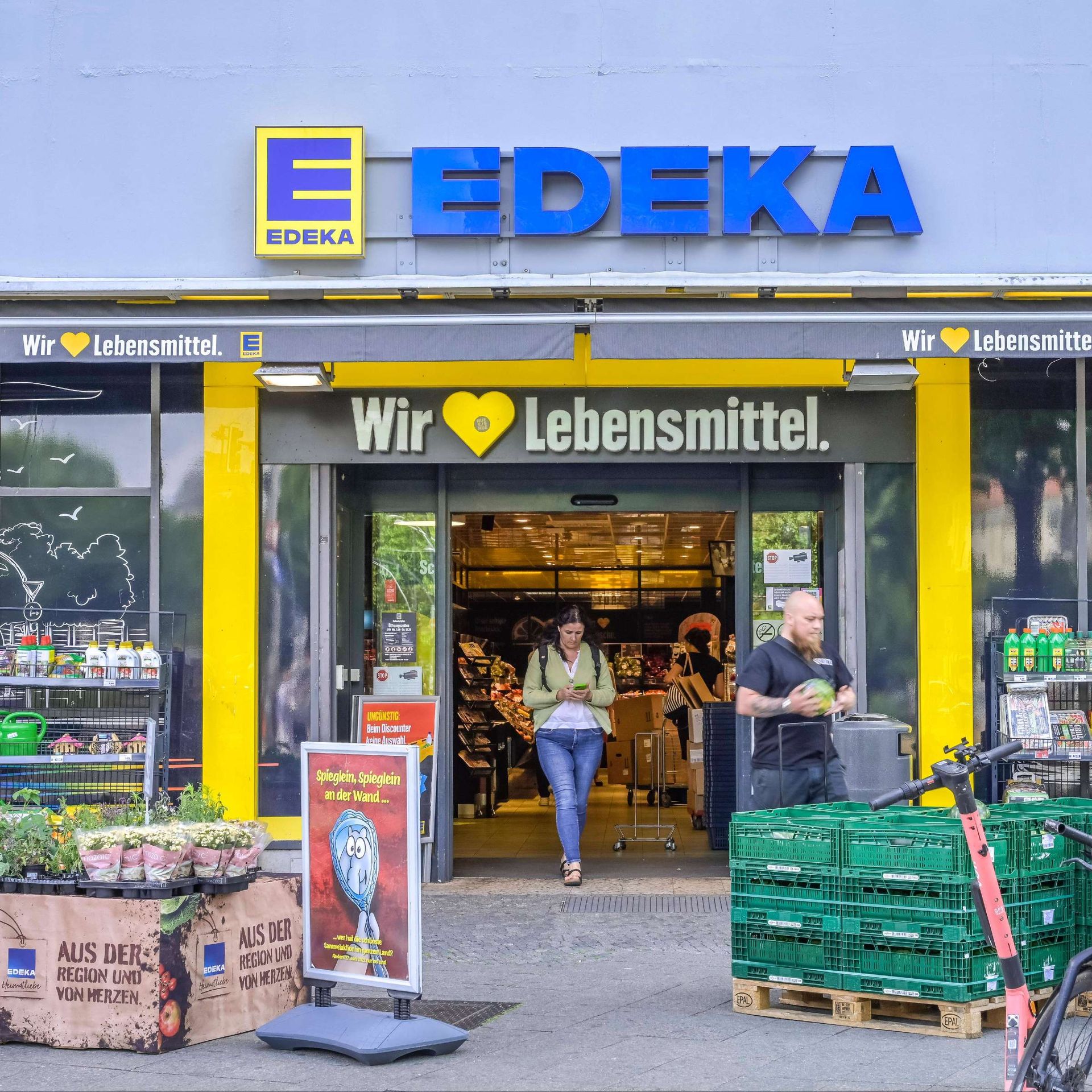 Wir
Lebensmittel. E
OZOIC
E EDEKA
EDEKA
Wir Lebensmittel.
Wir Lebensmitte
E
00000
UNGÜNSTIG
Beim Discounter
keine Auswahl.
Spieglein, Spieglein
an der Wand...
Sc
ge
SCHE
EDEKA
Heimatliebe
AUS DER
REGION UND
VON HERZEN.
AUS DER
EDEKA REGION UND
unu VON HERZEN
wer hat die schönste
Sammelaktion im ganzen Land
EPAL
PAVINY
EPAL