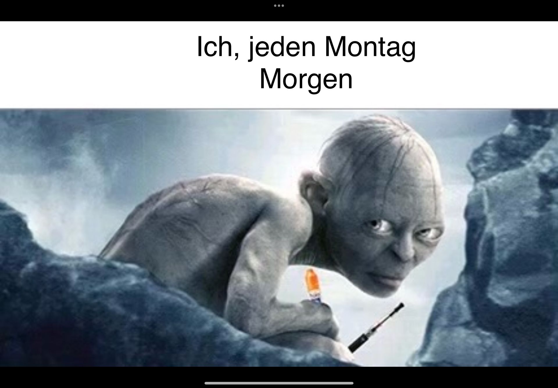 Das Bild zeigt Gollum mit einem mürrischen Ausdruck. Er hält eine E-Zigarette. Der Text lautet: "Ich, jeden Montag Morgen."