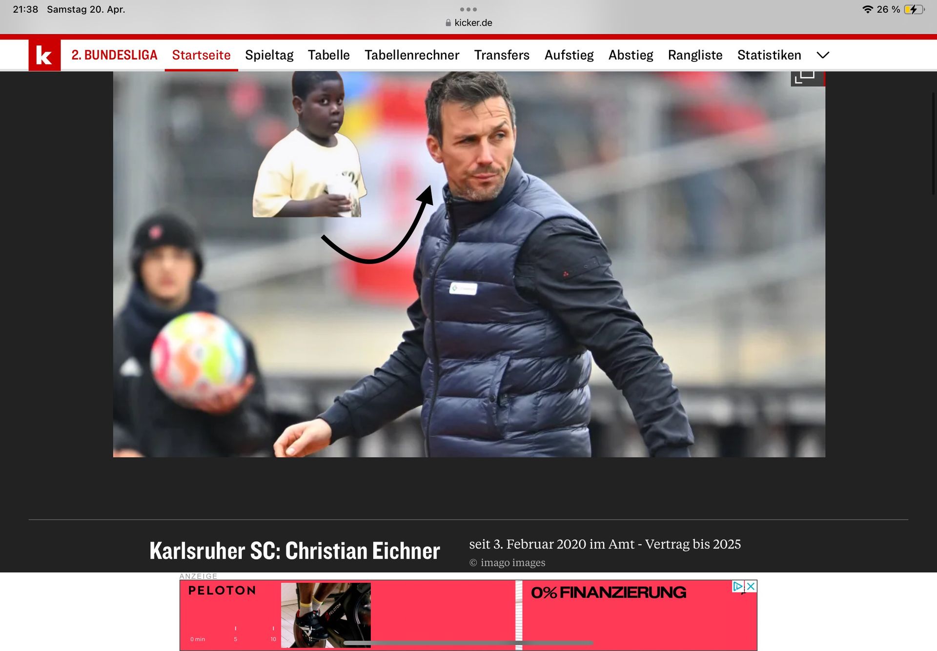 Auf der Webseite kicker.de wird der Trainer Christian Eichner vom Karlsruher SC gezeigt. Über ihm ist ein kleines Bild von einem Kind eingefügt und ein Pfeil zeigt auf Eichner. Der Text auf der Webseite lautet "Karlsruher SC: Christian Eichner seit 3. Februar 2020 im Amt - Vertrag bis 2025".