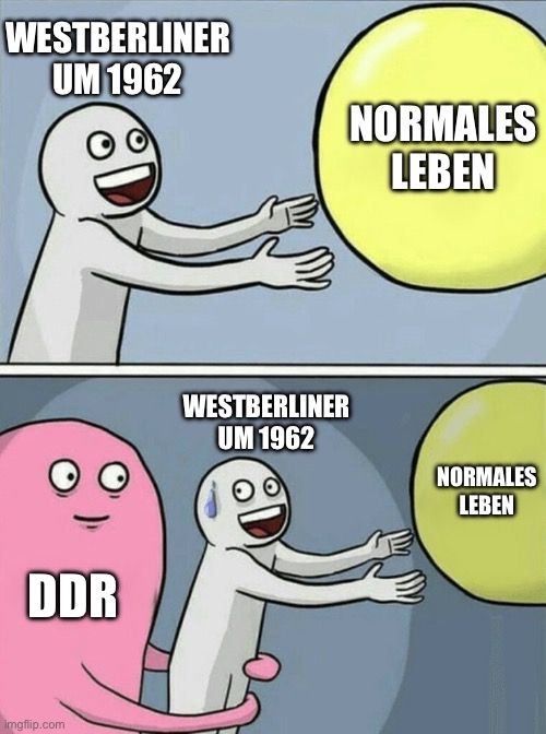 Das Bild zeigt einen Comic mit zwei Panels. Im ersten Panel ist ein grauer Strichmännchen, der als „Westberliner um 1962“ betitelt ist und nach einem gelben Kreis greift, der „normales Leben“ darstellt. Im zweiten Panel wird das gleiche Strichmännchen von einer pinken Figur, die „DDR“ genannt wird, umarmt, während es immer noch nach dem gelben Kreis greift. Der Ausdruck des Strichmännchens hat sich von Freude zu Panik verändert.