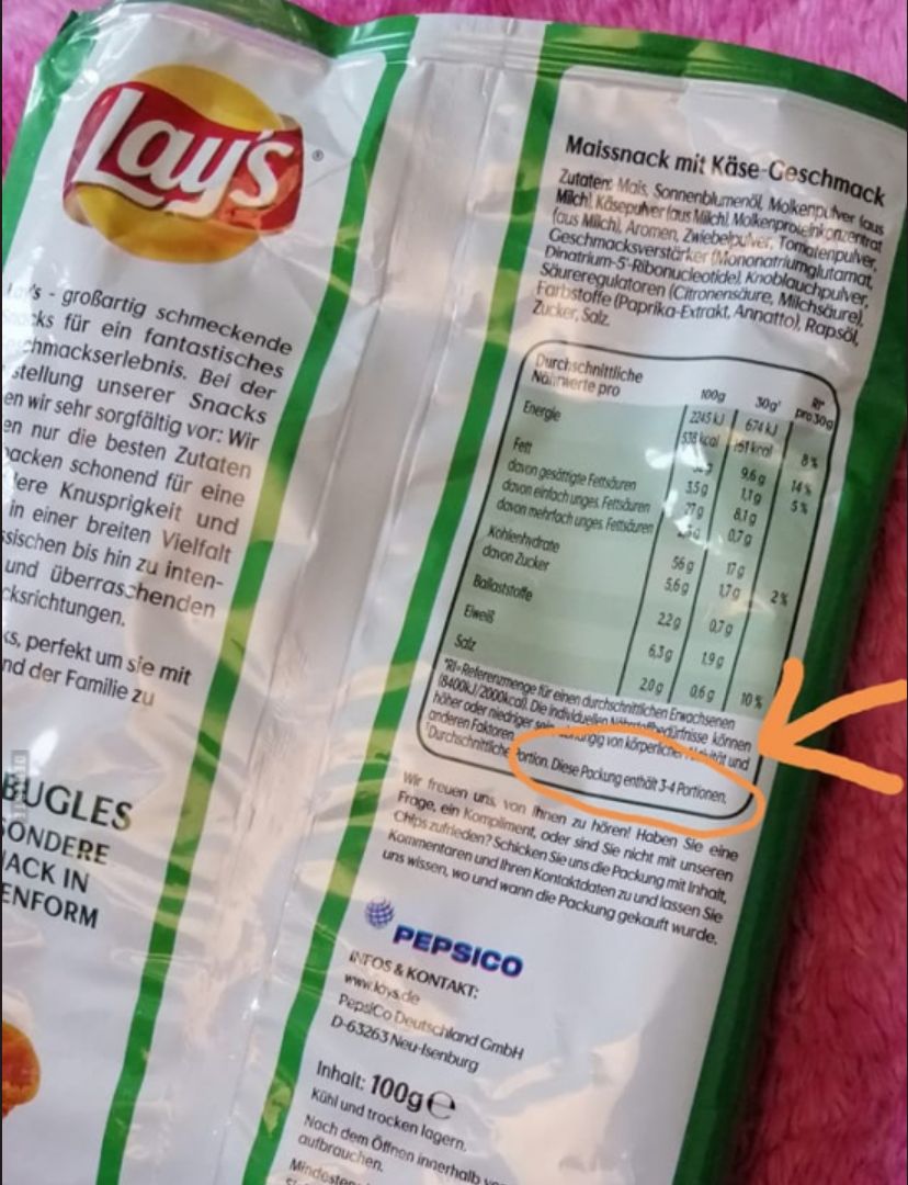 Lay's
Maissnack mit Käse-Geschmack
Zutaten: Mais Sonnenblumenöl, Molkenpulver (ous
Milch Käsepulver (aus Milchl. Molkenprovenkonzentrat
(aus Milch), Aromen, Zwiebelpulver, Tomatenpulver
Geschmacksverstärker (Mononatriumglutamat
Dinatrium-5-Ribonucleotide). Knoblauchpulver,
Säureregulatoren (Citronensäure, Milchsäure)
Farbstoffe (Paprika-Extrakt, Annatto), Rapsöl
Zucker, Salz
s-großartig schmeckende
ks für ein fantastisches
chmackserlebnis. Bei der
stellung unserer Snacks
en wir sehr sorgfältig vor: Wir
en nur die besten Zutaten
acken schonend für eine
ere Knusprigkeit und
in einer breiten Vielfalt
sischen bis hin zu inten-
und überraschenden
cksrichtungen.
ks, perfekt um sie mit
nd der Familie zu
Durchschnittliche
100g
30g pro 30g
Norwerte pro
2245 kJ
674 kJ
Energie
538 kcal
51 kral
85
9,6g
14%
Fett
159
11g
5%
davon gesättigte Fettsäuren
dovon einfach unges Fettsäuren
77g
81g
davon mehrfach unges Fettsäuren
Kohlenhydrate
davon Zucker
007g
56 g
17 g
569
17g
2%
229
079
6.3g
199
20g 06g
10%
Ballaststoffe
Elwell
Salz
Referenumenge für einen durchschnittlichen Erwachsenen
(8400kJ/2000kcal. Die individuellen erfnisse können
höher oder niedriger sig von körperliche
anderen Faktoren
Durchschnittliche tortion. Diese Packung enthält 3-4 Portionen.
und
Wir freuen uns von Ihnen zu hören! Haben Sie eine
Frage, ein Kompliment, oder sind Sie nicht mit unseren
Chips zufrieden? Schicken Sie uns die Packung mit Inhalt,
Kommentaren und Ihren Kontaktdaten zu und lassen Sie
uns wissen, wo und wann die Packung gekauft wurde.
BUGLES
SONDERE
ACK IN
ENFORM
PEPSICO
INFOS & KONTAKT:
www.loys.de
PepsiCo Deutschland GmbH
D-63263 Neu-Isenburg
Inhalt: 100ge
Kühl und trocken lagern.
Noch dem Öffnen innerhalb
aufbrauchen.
Mindeste
e