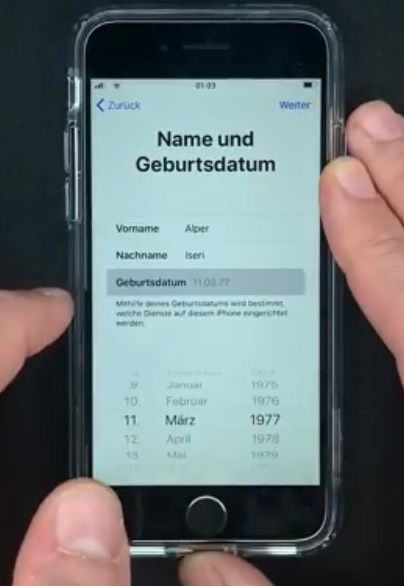 01:03
< Zurück
Name und
Geburtsdatum
Weiter
Vorname Alper
Nachname Iseri
Geburtsdatum 1100.77
Mthie denes Geburtsdatums wird bestim
welche Dienste auf diesen Phone eingerichtet
werden
9
Januar
1975
10.
Februar
1976
11.
März
1977
12
April
1978
13
Mai
1970