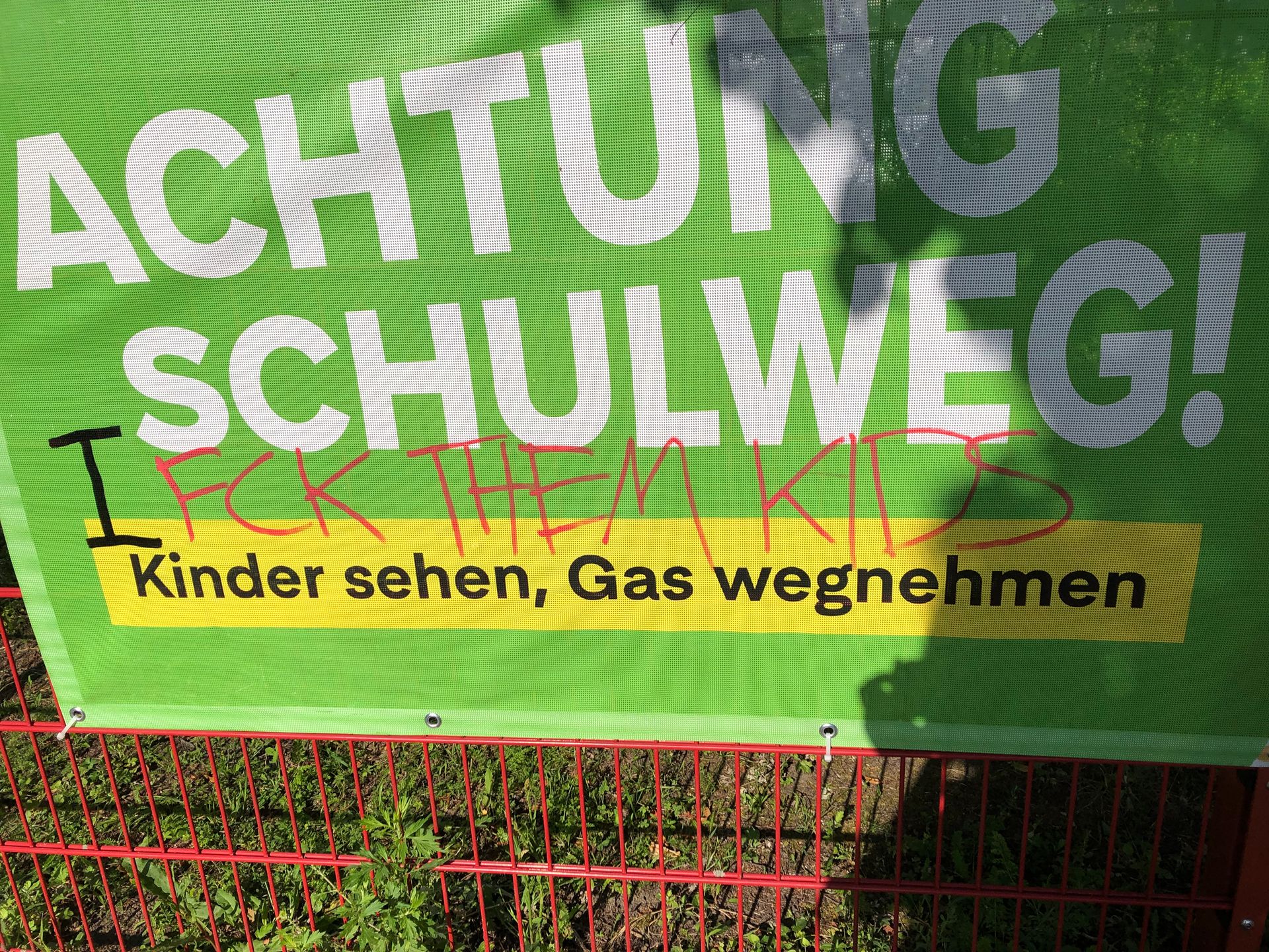 ACHTUNG
SCHULWEG!
I
Kinder sehen, Gas wegnehmen