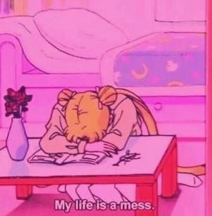 Eine gezeichnete Figur, Sailor Moon, liegt mit dem Kopf auf einem Tisch und wirkt frustriert. Über ihr steht: "My life is a mess."