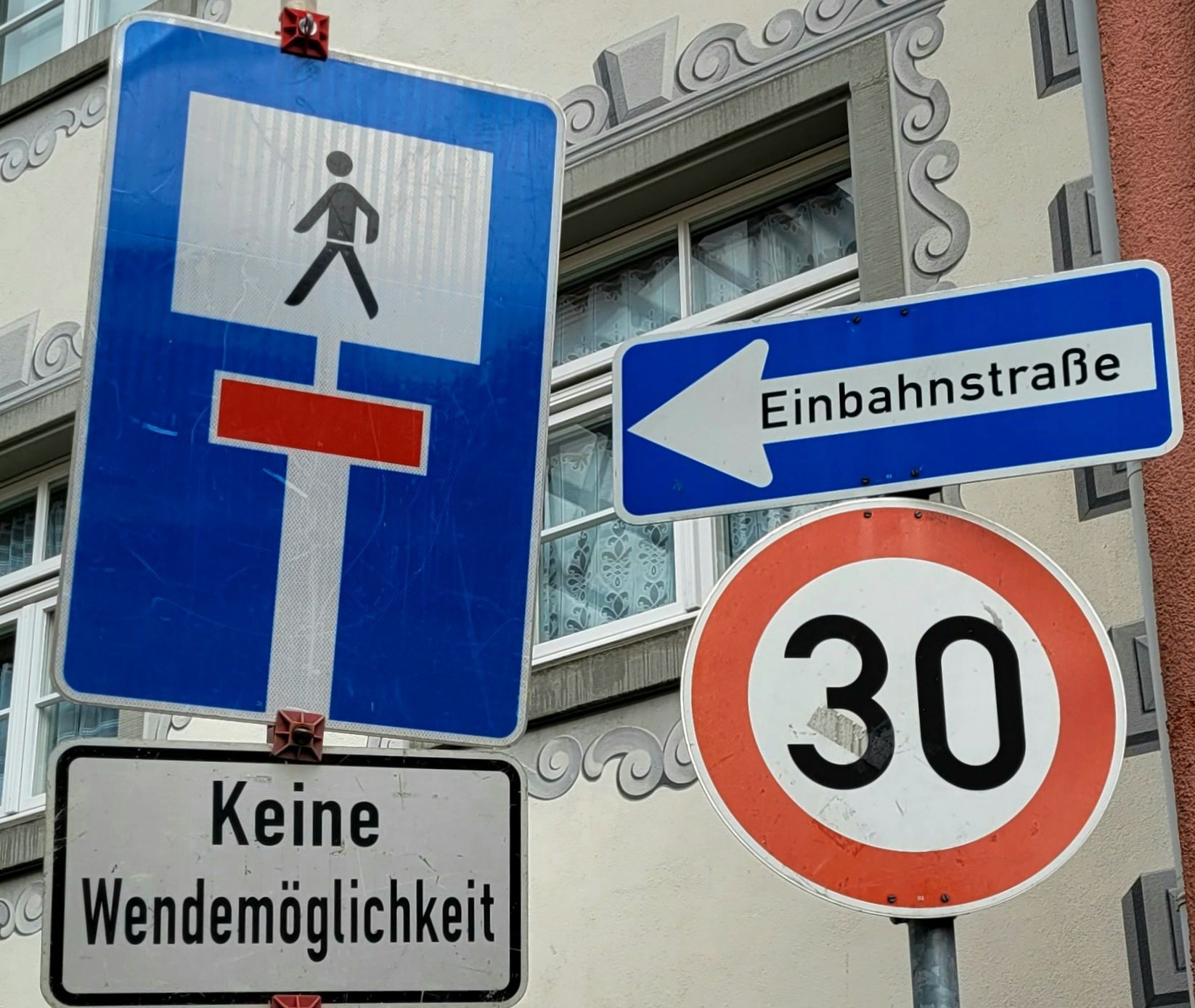 Re
>
Lo
Einbahnstraße
Keine
Wendemöglichkeit
30