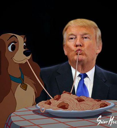 Ein gezeichneter Hund und Donald Trump essen zusammen ein Teller Spaghetti. Sie saugen beide an einem Spaghettifaden.