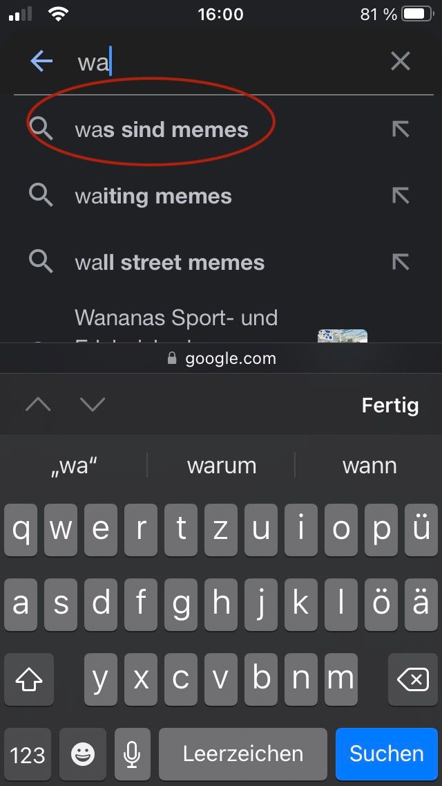 Ein Screenshot eines Smartphones zeigt die Google-Suchleiste. In der Suchleiste steht "wa" und der Suchvorschlag "was sind memes" ist hervorgehoben.