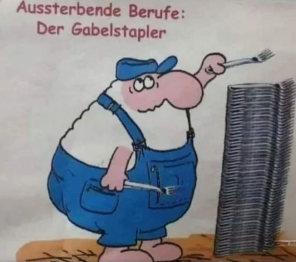 Ein Cartoon zeigt eine Person mit einer blauen Latzhose und einer Mütze. Die Person hält zwei Gabeln in den Händen und steht neben einem Stapel von Gabeln. Der Text über der Person lautet "Aussterbende Berufe: Der Gabelstapler".