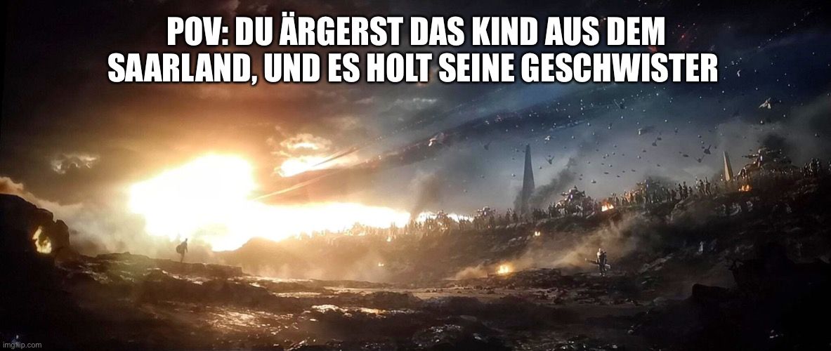 Das Bild zeigt eine Szene, in der eine große Armee zu einer Schlacht zieht. Darauf steht in weißer Schrift: "POV: Du ärgerst das Kind aus dem Saarland, und es holt seine Geschwister."