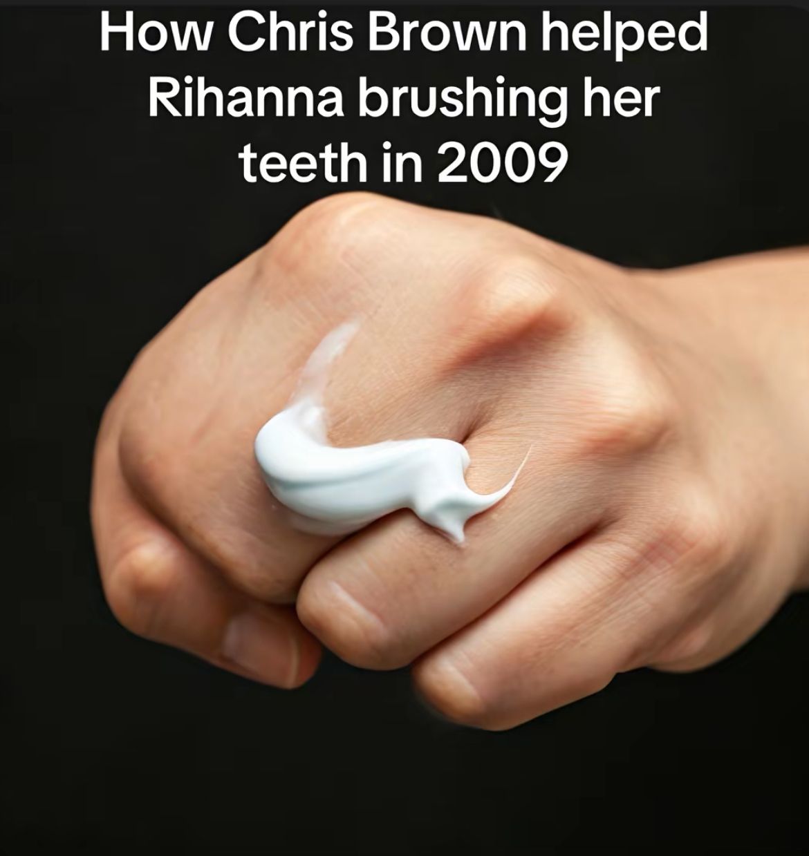 Das Bild zeigt eine Hand mit einem Klecks Zahnpasta darauf. Der Text besagt: "How Chris Brown helped Rihanna brushing her teeth in 2009".