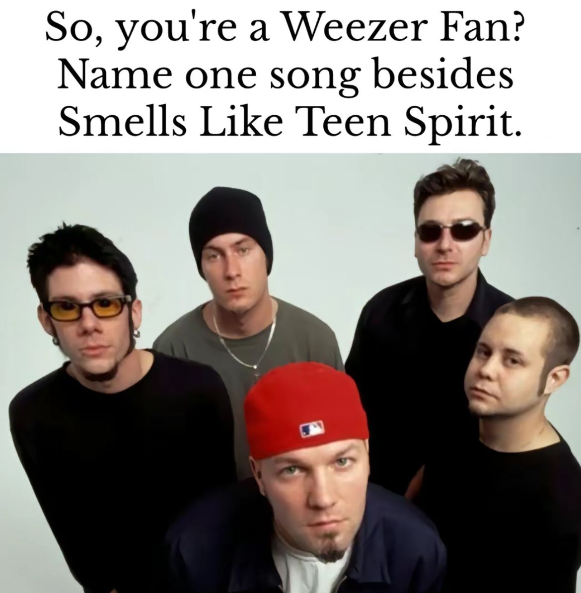 Ein Foto von der Band Weezer. Der Text auf dem Bild lautet: "So, you're a Weezer Fan? Name one song besides Smells Like Teen Spirit."