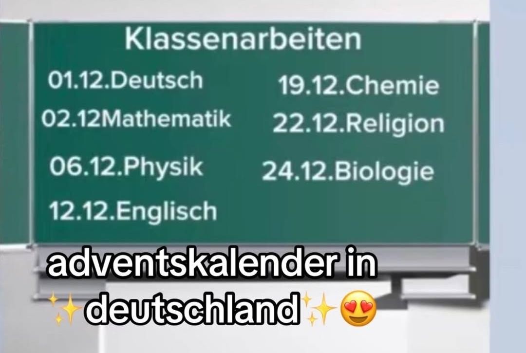 Auf einer grünen Tafel steht der Text "Klassenarbeiten" und darunter eine Liste mit Fächern und Daten. Unten im Bild steht "Adventskalender in Deutschland" mit einem Emoji mit Herzaugen.