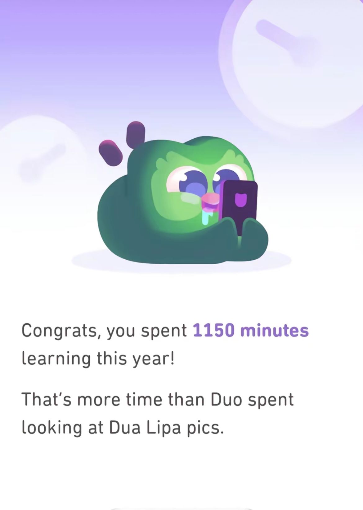 Ein grüner, cartoonartiger Vogel sitzt und hält ein Smartphone. Er hat große Augen und eine Träne, die von seinem Auge rollt. Der Text lautet: "Congrats, you spent 1150 minutes learning this year! That's more time than Duo spent looking at Dua Lipa pics."