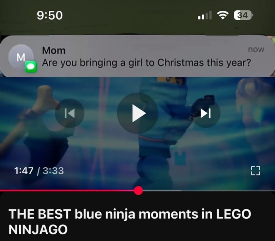 Ein Screenshot eines Handys zeigt oben eine Benachrichtigung von "Mom", in der sie fragt: "Are you bringing a girl to Christmas this year?". Im Hintergrund läuft ein YouTube-Video über "Die besten blauen Ninja-Momente in LEGO Ninjago".