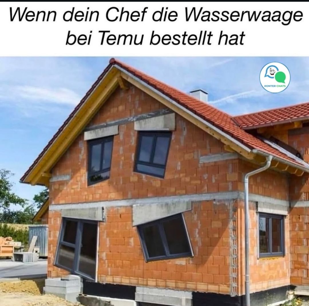 Das Bild zeigt ein Haus im Rohbau mit schief eingebauten Fenstern. Es vermittelt den Eindruck, dass die Wasserwaage, die für den korrekten Einbau verwendet wurde, fehlerhaft ist. Der Text über dem Bild lautet: "Wenn dein Chef die Wasserwaage bei Temu bestellt hat."