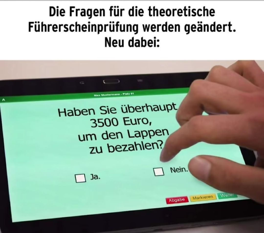 Ein Screenshot eines Tablets zeigt eine Frage aus einer theoretischen Führerscheinprüfung. Die Frage lautet: "Haben Sie überhaupt 3500 Euro, um den Lappen zu bezahlen?" Darunter befinden sich zwei Auswahlkästchen: Ja und Nein. Die Überschrift des Screenshots besagt, dass die Fragen für die theoretische Fahrprüfung geändert werden.