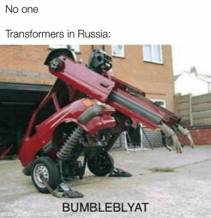 Ein roter Transformer, der aus Autoteilen besteht, steht auf einem grauen Untergrund. Der Transformer ist klobig und sieht ungelenk aus.  Darüber steht: "No one. Transformers in Russia:". Darunter ist der Text: "BUMBLEBLYAT"