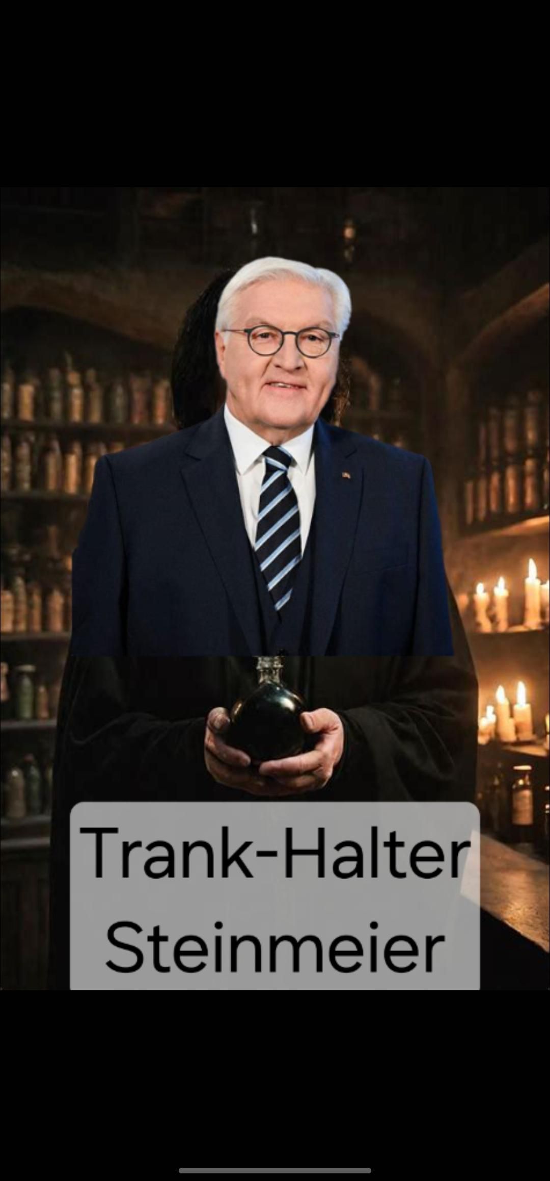 Das Bild zeigt einen Mann, der in der oberen Hälfte wie ein Politiker aussieht, in Anzug und Krawatte. In der unteren Hälfte trägt er eine schwarze Robe und hält eine dunkle Flasche in den Händen, die an einen Zaubertrank erinnert. Er steht vor einem Regal voller Flaschen und brennenden Kerzen. Über dem unteren Bildteil steht ein Textfeld mit der Aufschrift "Trank-Halter" und darunter "Steinmeier".