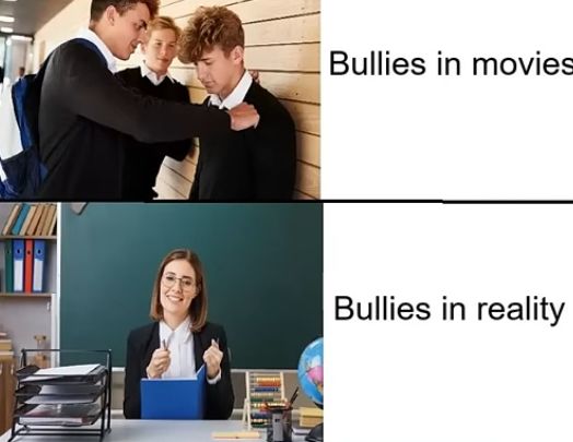 Das Bild zeigt zwei Szenen. Oben sind drei Jungen in einem Flur zu sehen, wobei zwei einen dritten Jungen zu bedrängen scheinen. Daneben steht: "Bullies in movies". Unten sitzt eine lächelnde Lehrerin mit erhobenen Daumen am Schreibtisch, neben der steht: "Bullies in reality".