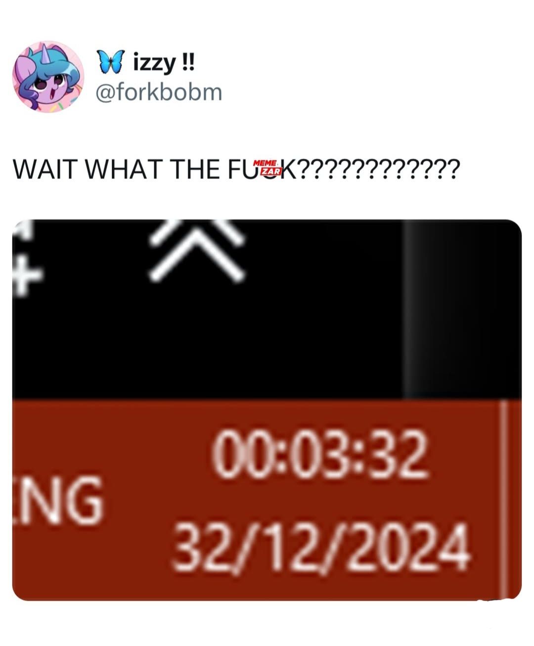 Ein Screenshot zeigt eine digitale Anzeige mit der Zeit 00:03:32 und dem Datum 32/12/2024. Darüber steht der Text "WAIT WHAT THE FUCK?????????????".